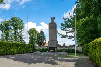 Pomnik ku czci żołnierzy, którzy walczyli o Wolną Polskę - Piaski