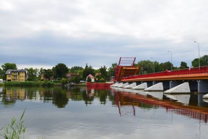 Most zwodzony nad rzeką Dziwną