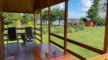 DOMKI LETNISKOWE NAD JEZIOREM NA MAZURACH (1)