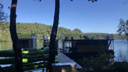 PŁYWAJĄCE DOMY NA WODZIE (1)