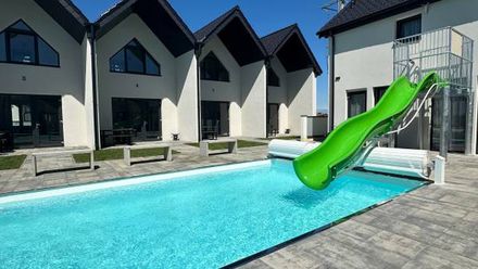 Domki Aurora klimatyzowane, z podgrzewanym basenem i zjeżdżalnią wodną (1)