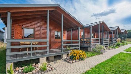 Domki pod wzgórzem (1)