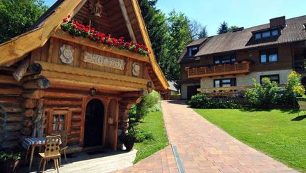 Dom Pod Wyciągiem i Chata Górska Kolyba (1)