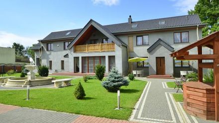 Pokoje pod dębem (1)