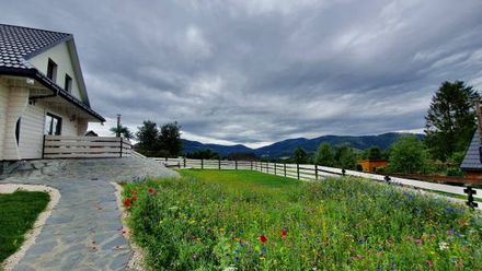 Rajska Chata w górach z Balią (1)