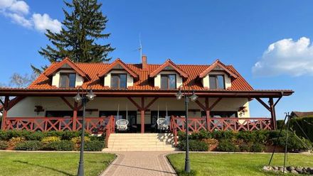 DOM NAD JEZIOREM (1)