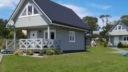 Szary Domek Nad Jeziorem (1)