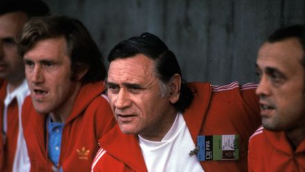 "Piłka jest okrągła, a bramki są…" - dokończ słynne cytaty sportowe!