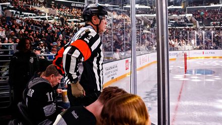 To znany aktor. Tak ubrał się na mecz