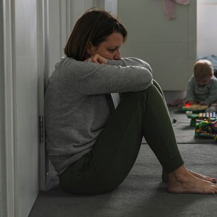 "Instynkt macierzyński" to mit? "Można kochać dziecko, a jednocześnie czuć żal"