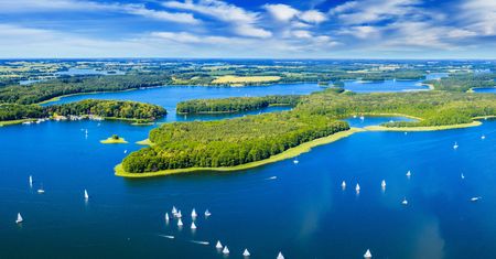 Gdzie na Mazury pierwszy raz? Przewodnik po najważniejszych atrakcjach regionu
