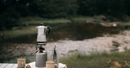 Najlepszy sposób na kawę w podróży – drip bag, AeroPress czy ekspres przenośny?