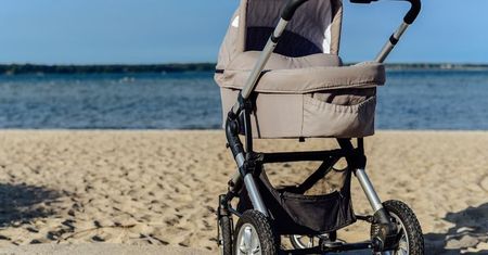 Wakacje z dzieckiem. Gdzie na plażę i na które szlaki z wózkiem?