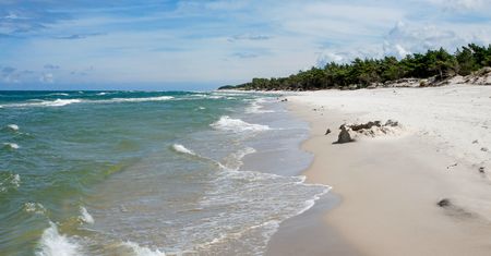 Dzika plaża 10 km od Łeby bez tłumów, a tuż obok... niezwykła latarnia