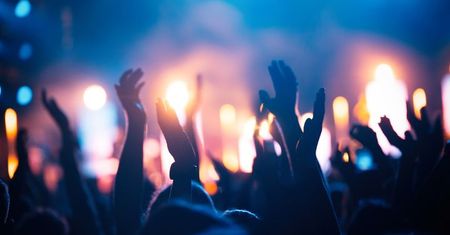 Ruszyły letnie festiwale muzyczne. Mimo wysokich cen noclegów, można oszczędzić