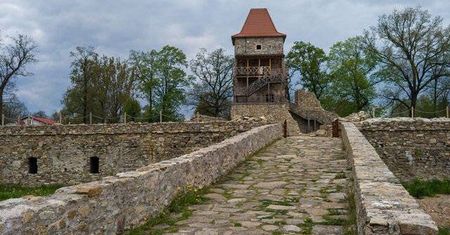 Zamek Stara Kamienica. Ruiny z nietypową historią