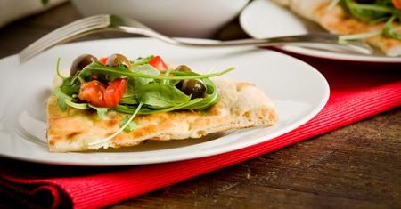 Przepis na pizzę na pełnoziarnistym spodzie "po grecku"