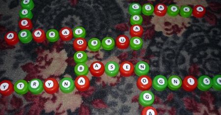Gra Scrabble - jak zrobić grę z nakrętek
