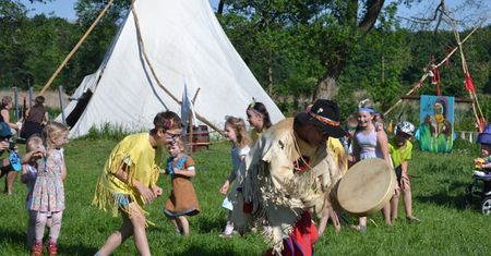 Piknik festyn impreza plenerowa rodzinna w Wiosce Indiańskiej