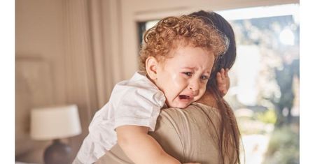 Dlaczego małe dzieci tak często płaczą? Neurobiologia zamiast poradnika „jak uciszyć”