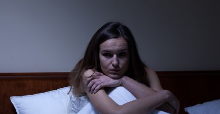 Dlaczego mózg podpowiada najgorsze scenariusze późnym wieczorem? To efekt jednego procesu