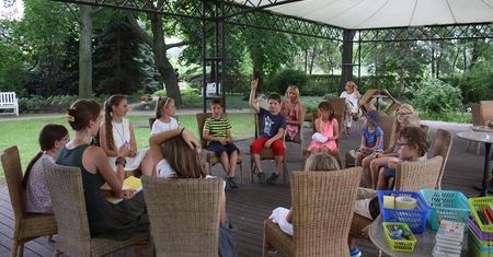Co zniknęło z pałacu? Ogrodowe rodzinne podchody