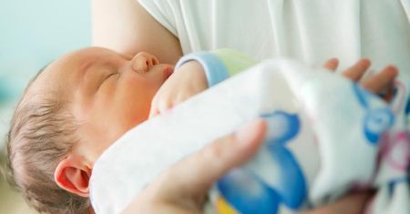 „Nie noś, bo rozpieścisz” – fizjologiczne znaczenie bliskości
