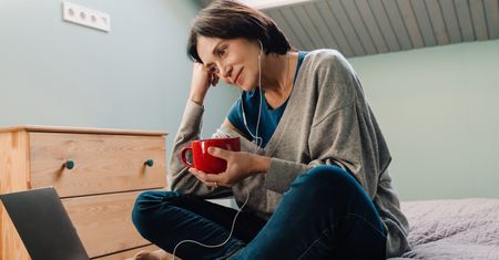 Jedna piosenka i wracają wspomnienia. Jak muzyka uruchamia pamięć?