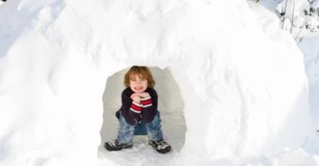 Nie wiesz, jak zbudować igloo? - zimowe zabawy dla dzieci