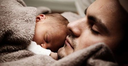 Jak karmić niemowlę oraz wybrać odpowiednią butelkę na mleko?