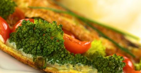 Przepis na omlet z brokułem i papryką