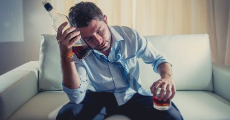 Alkohol a mózg. Co naprawdę dzieje się w sieciach neuronalnych