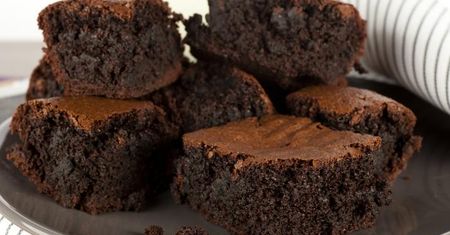 Przepis na brownie z karobem i powidłami