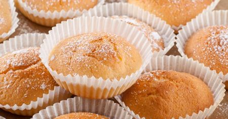 Muffinki orkiszowe z karobem i malinami