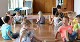 Strefa Zabawy "W krainie dziwnych kroków"