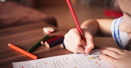 Leworęczne czy praworęczne? Rozwój lateralizacji dziecka