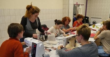 Fartuszek kuchenny z zapomnianych jeansów.