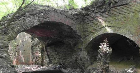 Tajemnicze ruiny na Cmentarzu Centralnym - wycieczka rowerowa