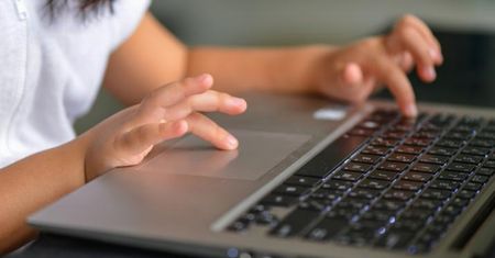 Jak bezpiecznie korzystać z internetu - dziecko w wirtualnym świecie