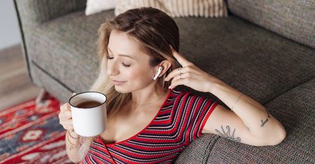 Dlaczego muzyka wywołuje gęsią skórkę? Odpowiedź kryje się w mózgu