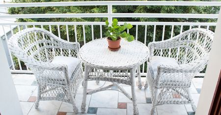 Jaki zestaw bistro na balkon? Wymiary i materiał mają znaczenie