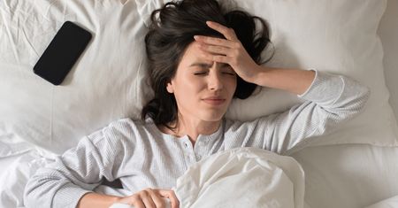 Dlaczego w obcym miejscu śpisz gorzej? Mózg może pozostawać bardziej czujny