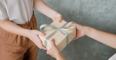 Jak dawanie i otrzymywanie prezentów wpływa na mózg. Mikołajki mają moc większą, niż myślisz