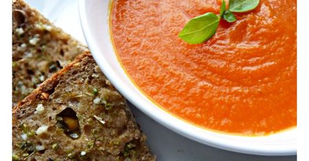 Przepis: pomidorowo-marchewkowa zupa krem