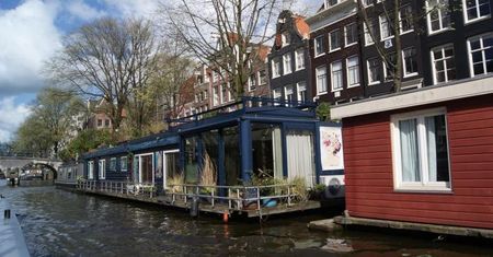 Jak Amsterdam wygląda z łodzi?