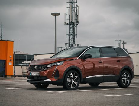 Peugeot 5008 1.2 hybrid 136 KM