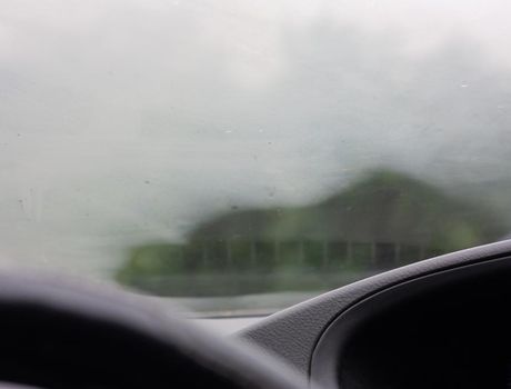 zaparowane szyby w aucie