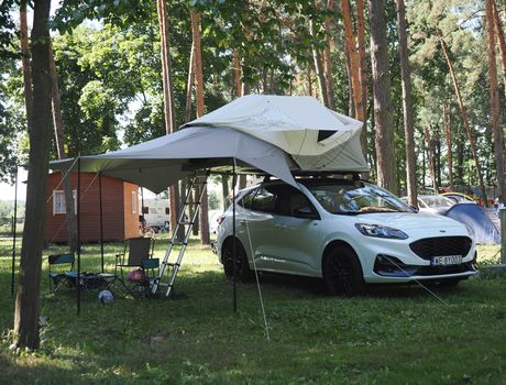 Ford Kuga z bagażnikiem dachowym Thule