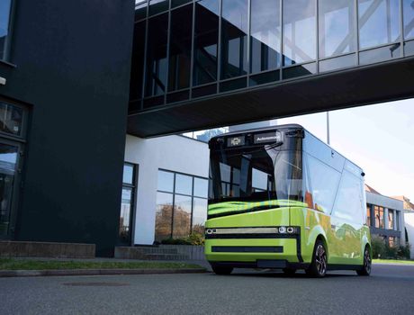 Autonomiczny minibus źródło zdjęć blees.co