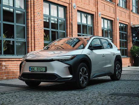 elektryczna Toyota bZ4X 2023